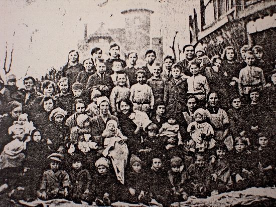 А.А. Кузьмина-Караваева с детьми, прибывшими в Бельгию. Глен (Льеж), 1923 г. Архив русской эмиграции