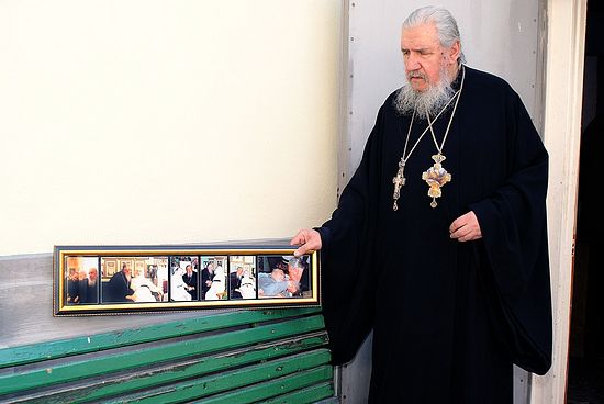 Архимандрит Антоний (Гулиашвили) с фотографиями отца Иоанна (Крестьянкина)