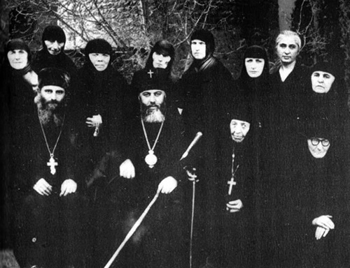 Святейший Патриарх Илия II c монахинями Самтавро