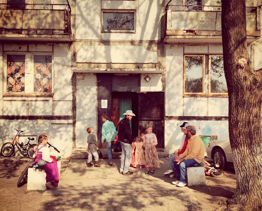 Часть семьи Терентия Мурачева у подъезда пятиэтажки в Корфовке. Старшие дочери и жена готовят ужин в квартире