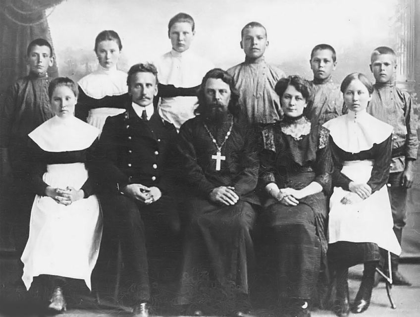 Протоиерей Сергий Флоринский (1873-1918) с преподавателями и воспитанниками церковно-приходской школы