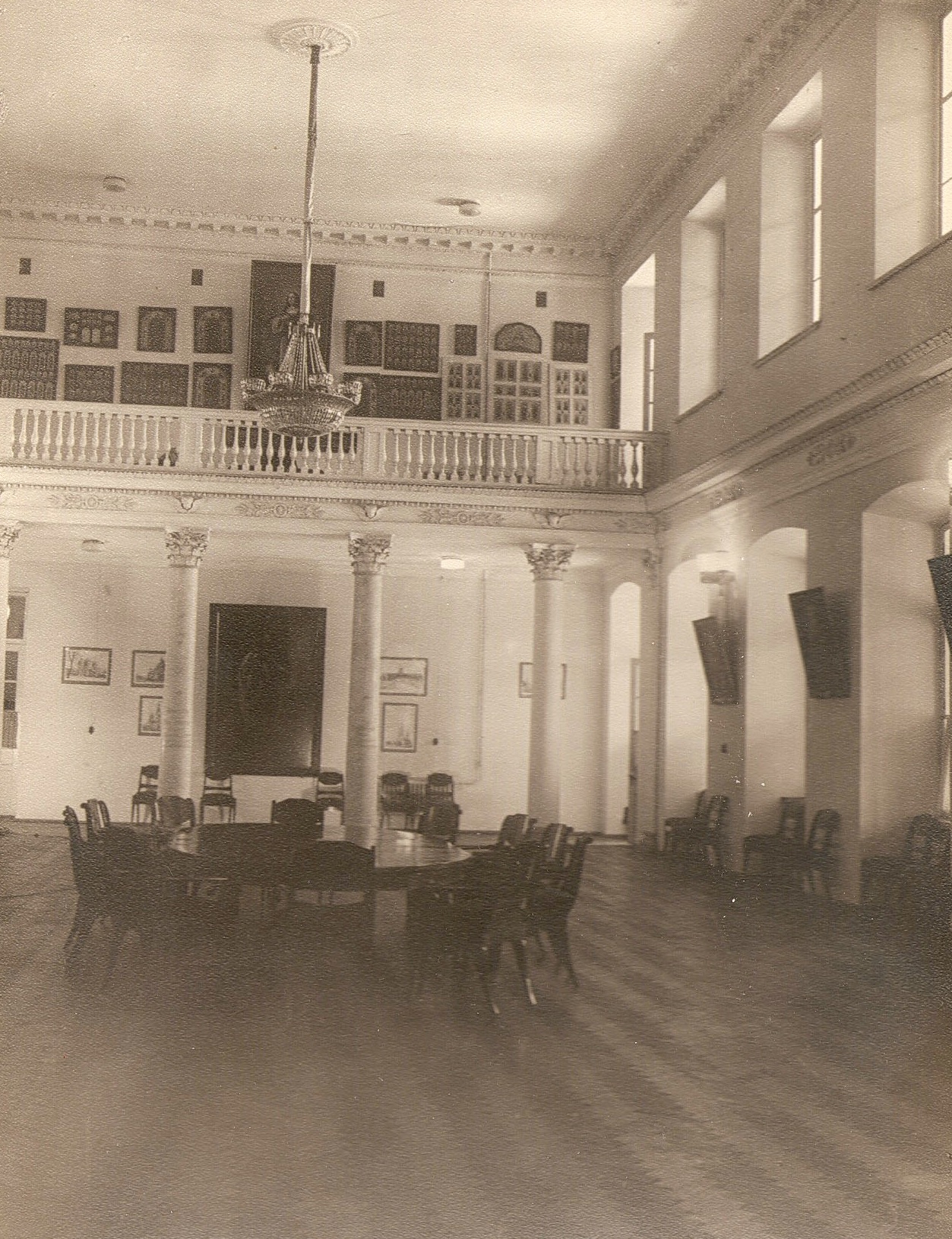 Колонный зал дома митрополита в Св.Духовском корпусе Лавры 1950-е гг.