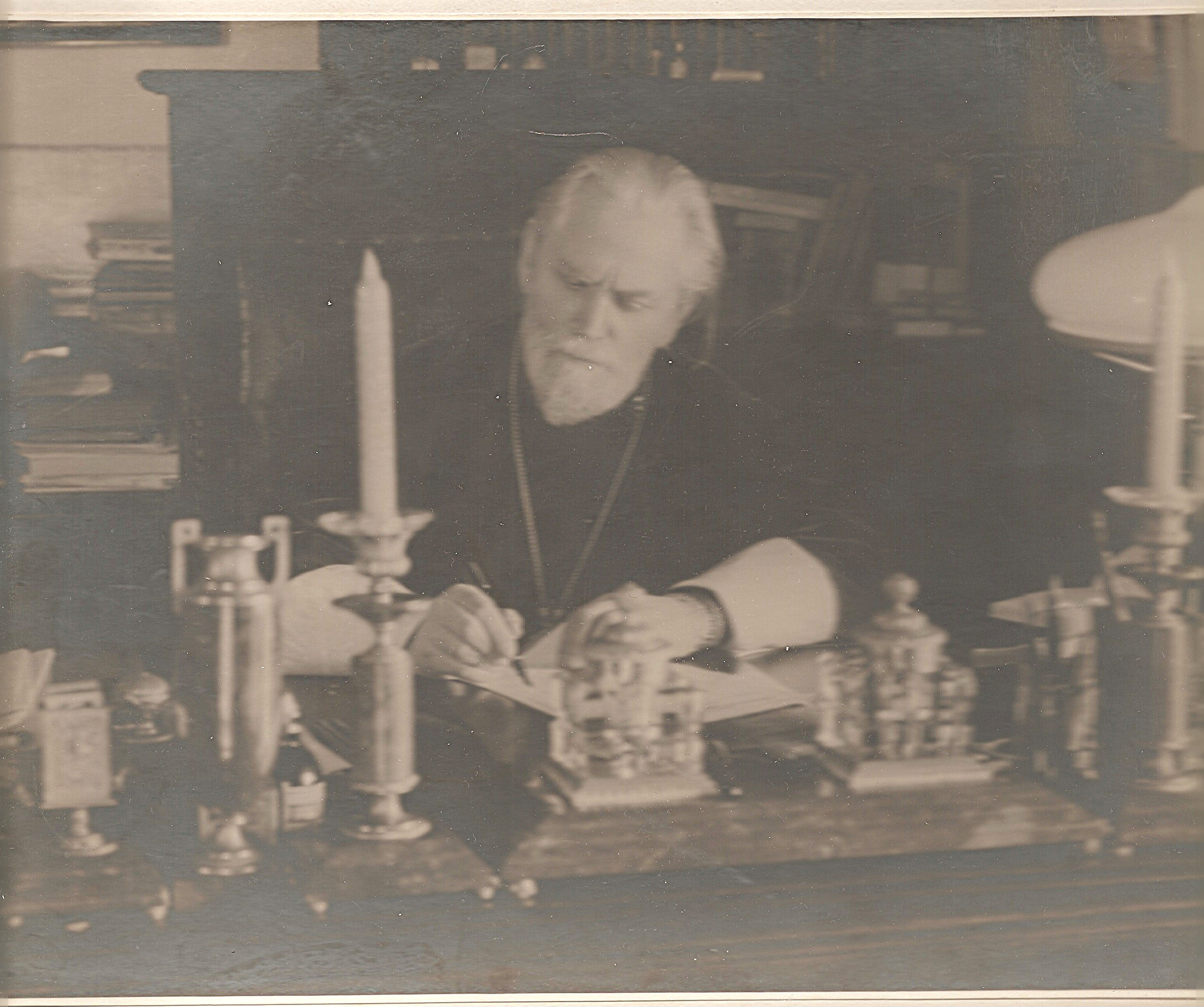 Митропопит Григорий в своем кабинете в Св.Духовском корпусе Лавры 1950 гг