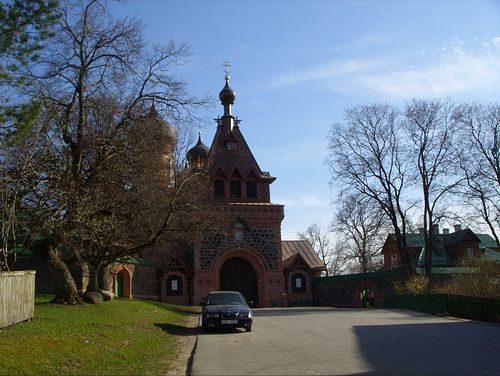 Центральный вход в монастырь. Фото: С.Мудров / Православие.Ru