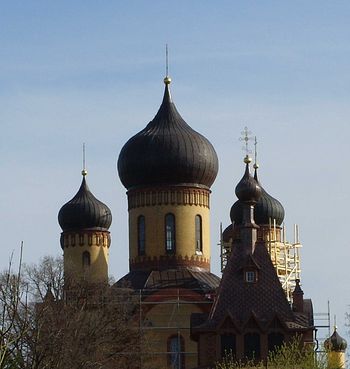 Купола Успенского собора монастыря.