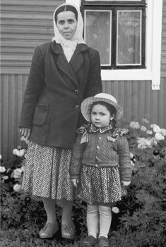 Галина Константиновна Клышевич с дочерью Машей. Начало 1960-х