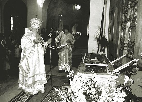 Святейший Патриарх Алексий II у раки с мощами. 2002 г.
