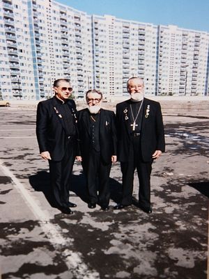 С отцом Иоанном Свиридовым (справа)