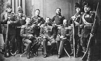 Генерал М. Д. Скобелев (в центре) среди солдат и офицеров 64-го пехотного Казанского полка, отличившихся в Русско­турецкой войне. Третий слева в верхнем ряду — будущий основатель Добровольческой армии М. В. Алексеев. 1878 год 
