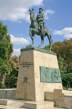 Памятник генералу М. Д. Скобелеву в Плевене, установленный в сентябре 2007 года. Скульптор В. А. Суровцев (фото А. А. Ларичкина)
