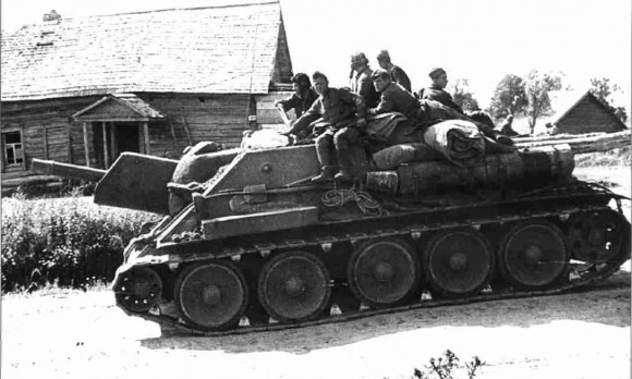 Советская самоходная гаубица СУ-122 в районе Прохоровского плацдарма. 14 июля 1943 г. (Фото РГАКФД)