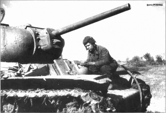 Тяжёлый танк KB-1 с гвардии лейтенанта Костина тяжёлотанкового полка прорыва 5-й гвардейской танковой армии перед боями. Июль, 1943 г.