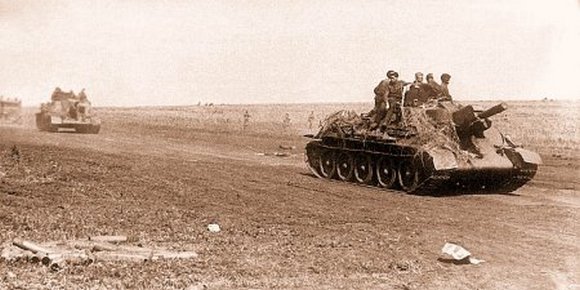 СУ-122 из состава 1445 самоходно-артиллерийского полка выдвигаются в р-н Прохоровки, 10 июля 1943 г.
