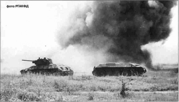 Ремонтники эвакуируют подбитый Т-34 под огнём противника.