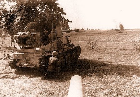 Противотанковая САУ «Мардер III» прикрывает выдвижение танков 2 тк СС, июль, 1943 г.