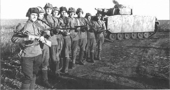 Советские разведчики, захватившие исправный PzKpfw HI Ausf N и приведшие его в расположение своих войск. Июль 1943.