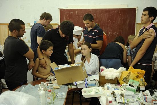 Раздача гуманитарной помощи в Крымске. Фото: AFP