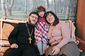 Отец Николай с матушкой Ольгой и дочкой Ксенией