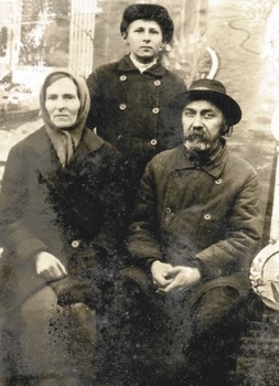 Протоиерей Сергий Кудрявцев с матушкой Екатериной Ивановной и сыном Николаем в ссылке. 1936 год