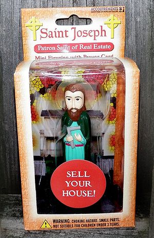Фигурка святого Иосифа, «покровителя торговцев недвижимостью». Надпись на этикетке: «Продай свой дом!»