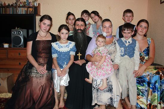 Священник Максим Первозванский, матушка Лариса и их дети