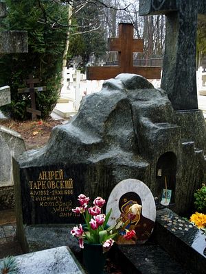 Могила Андрея Тарковского на кладбище Сен-Женевьев де Буа