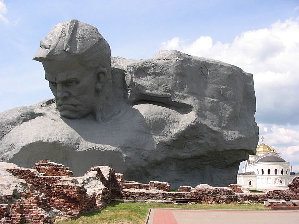 Памятник воина Брестской крепости и ненависть к Америке