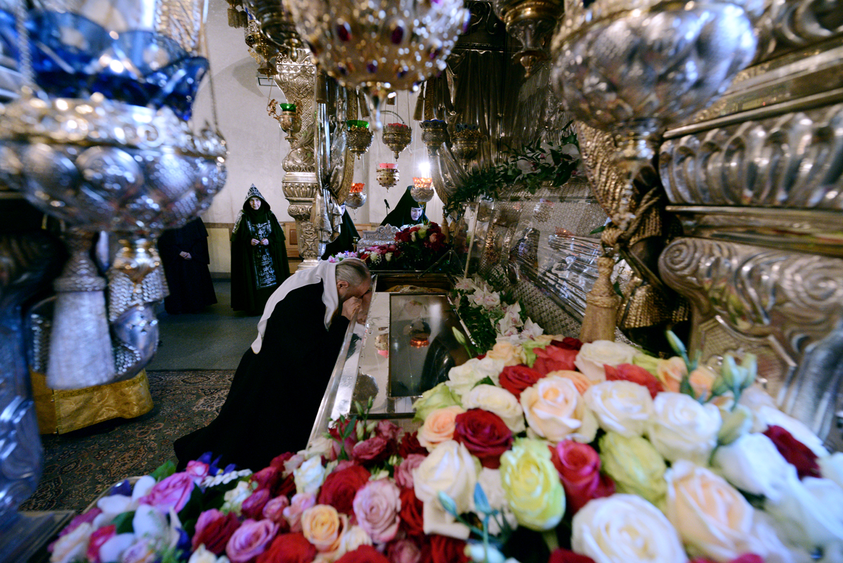 Святейший Патриарх Кирилл у мощей блаженной Матроны в Покровском монастыре Москвы