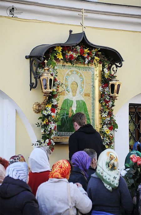У иконы блаженной Матроны Московской в Покровском монастыре