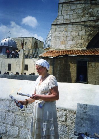 На крыше храма Гроба Господня. Схождение Благодатного Огня. 18 апреля 1998 г.
