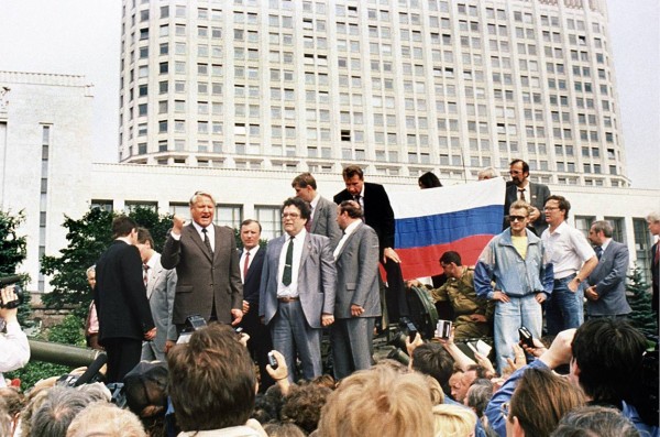 19 августа 1991. Президент России Борис Ельцин стоит на бронированном автомобиле