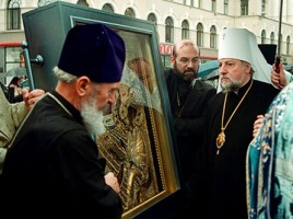 Высокопреосвященнейший Александр встречает чудотворную Тихвинскую икону Пресвятой Богородицы у Христорождественского собора. Рига, 21 июня 2004 года