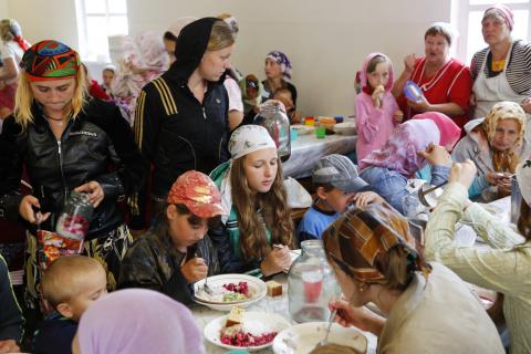 Святогорская Лавра кормит беженцев