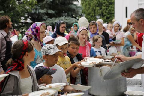 Святогорская Лавра кормит беженцев