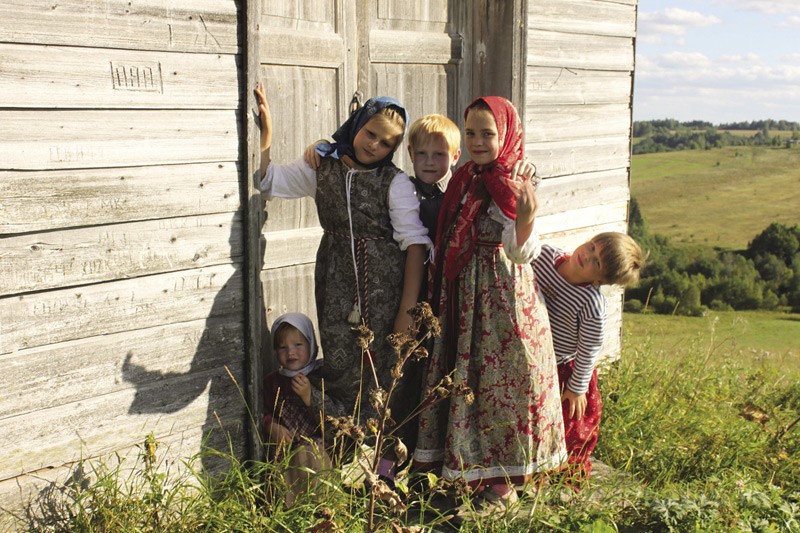 Катя, Маша и Саша с друзьями в Архангельской области