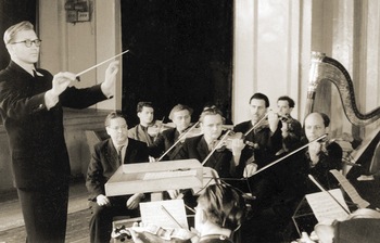С.З. Трубачев дирижирует симфоническим оркестром. Петрозаводск, 1950-е годы