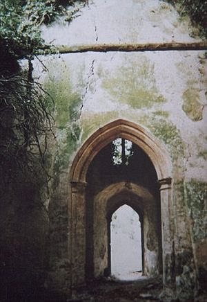 На этих фотографиях 1992 года внутренние стены полуразрушенного храма потрескавшиеся и обветшалые от старости