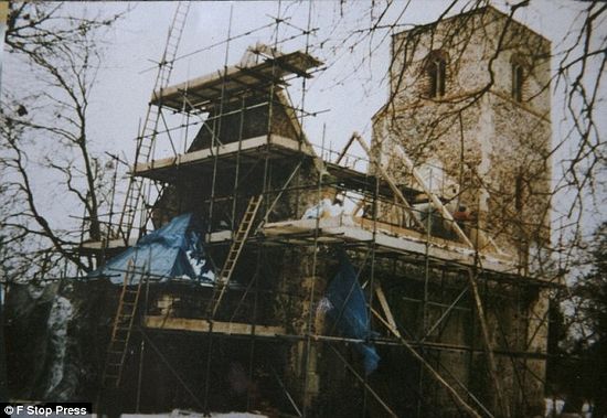 На фотографии 1996 года крыша церкви в Норфолке перестраивается. Фото: F Stop Press