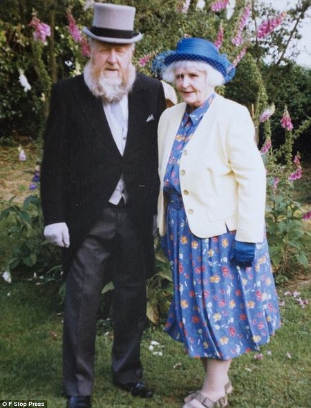 Боб и его ныне покойная жена Глория в 2005 году: именно она обратила его внимание на заброшенную церковь. Фото: F Stop Press