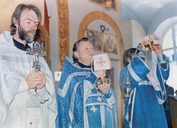 Начало 1990-х годов, храм в честь иконы Божией Матери «Утоли моя печали». Отец Лазарь и отец Владимир