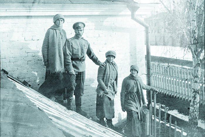 После революции: Николай Романов с дочерьми Ольгой, Анастасией и Татьяной в ссылке. Тобольск,  зима 1917