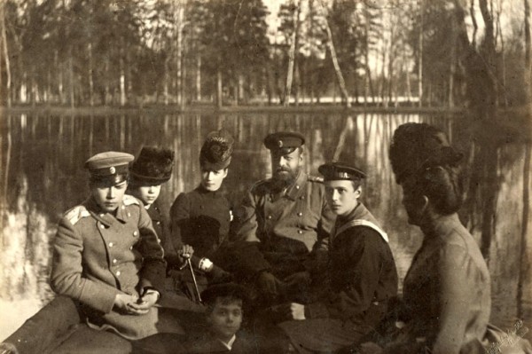 Императорская чета с детьми Николаем, Георгием, Михаилом и Ксенией на лодке