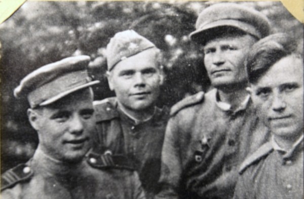 Крайний справа – Борис Ильин