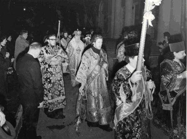 Пасхальный Крестный ход вокруг Патриаршего Богоявленского собора.  Пасха, 10 апреля 1977 года.