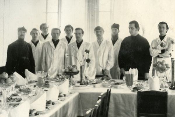 1 апреля 1976 г. перед приемом делегаци в Патриарших покоях Свято-Троицкой Сергиевой Лавры. 
