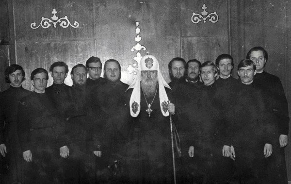 Святейший Патриарх Пимен со своими иподиаконами в 1975 году.