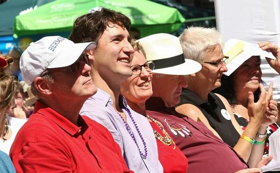 Бен Левин (крайний слева), лидер либералов Джастин Трудо (второй слева) и Кетлин Винн (третья слева) на гей-параде в Онтарио. 2013 г.