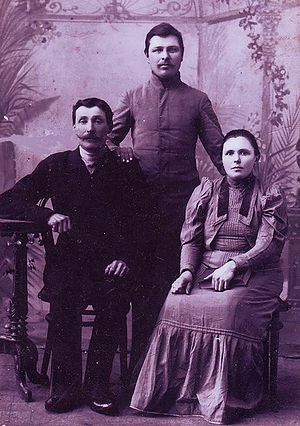 1. Иван Михайлович с Верой Васильевной и возможно сыном Иваном. Ок. 1914 г.