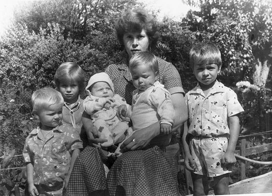 Надежда Осяк с 5 детками. 1986 г.