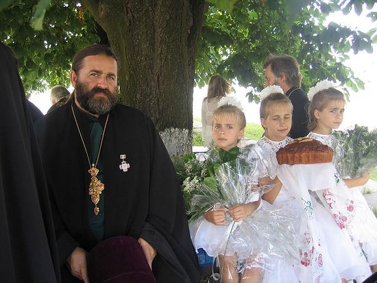 Отец Иоанн Осяк с детками